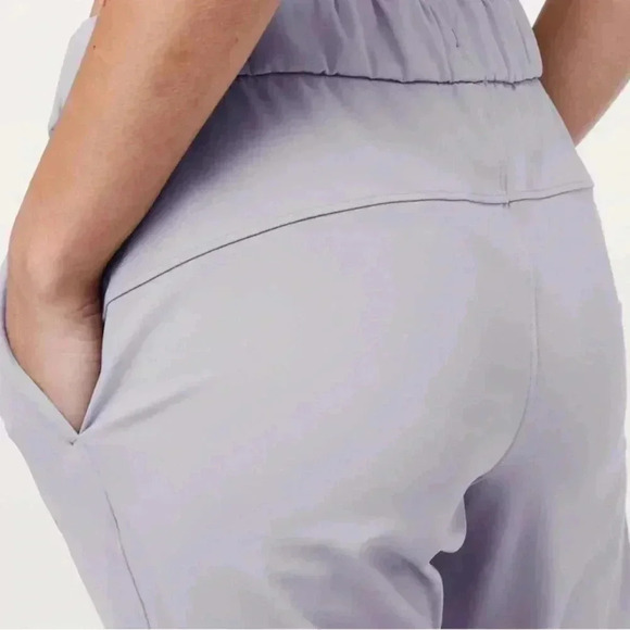 Lululemon On the Fly 7/8 Pant 27"
Silverscreen 4 - Picture 3 of 12